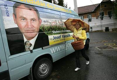 Senátor Josef Vaculík leí v nemocnici po autonehod, která bylo zpsobena pravdpodobn infarktem za jízdy. Pesto jeho pedvolební kampa bí dál.